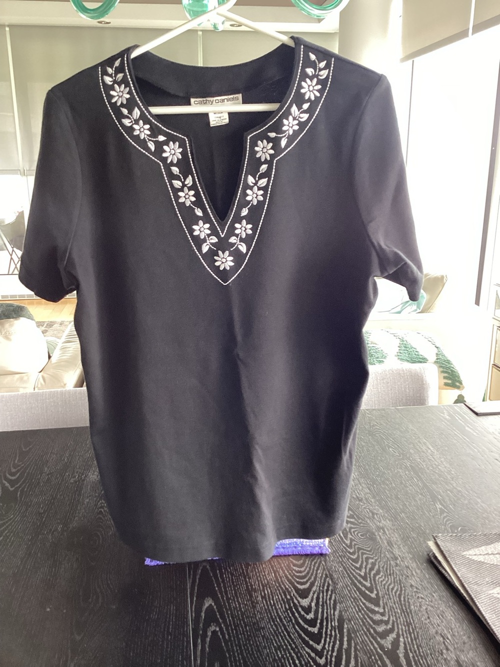Cathy Daniels Black Short-Sleeve Top with White Floral V-Neck.
$6.99 shipping